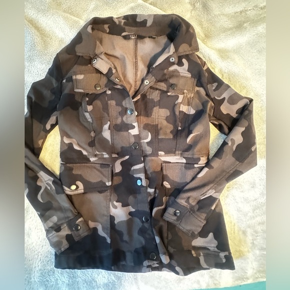 G.I.L.I. Pants - GILI size XS women’s camo sweatpants and zip up hoody great condition